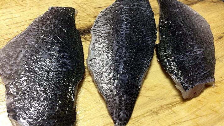 グレ(メジナ)の湯霜・焼霜造り!皮の旨味が◎な刺身【釣り飯】 グレ(メジナ)の湯霜・焼霜造り!皮の旨味が◎な刺身【釣り飯】
