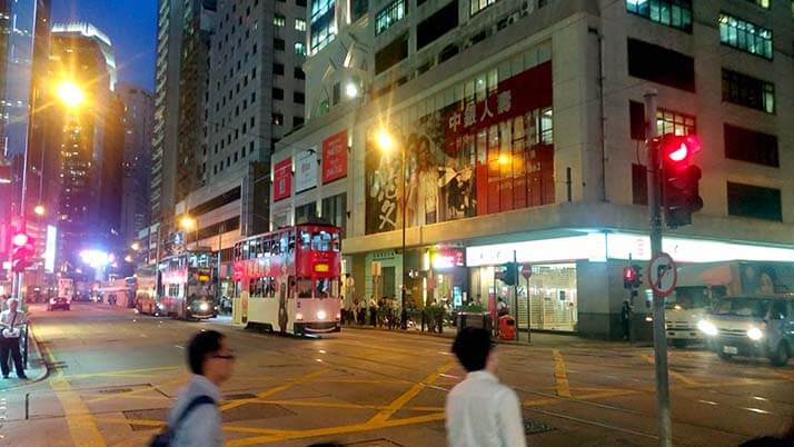 香港島では2階建てトラムに乗って夜の香港の街を眺めてみては？