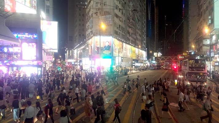 香港島では2階建てトラムに乗って夜の香港の街を眺めてみては？