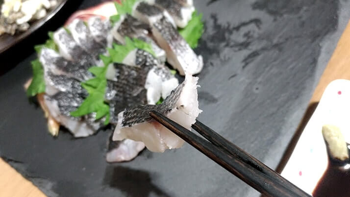 グレ(メジナ)の湯霜・焼霜造り!皮の旨味が◎な刺身【釣り飯】 グレ(メジナ)の湯霜・焼霜造り!皮の旨味が◎な刺身【釣り飯】