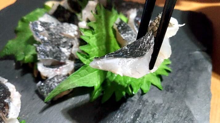 グレ(メジナ)の湯霜・焼霜造り!皮の旨味が◎な刺身【釣り飯】 グレ(メジナ)の湯霜・焼霜造り!皮の旨味が◎な刺身【釣り飯】