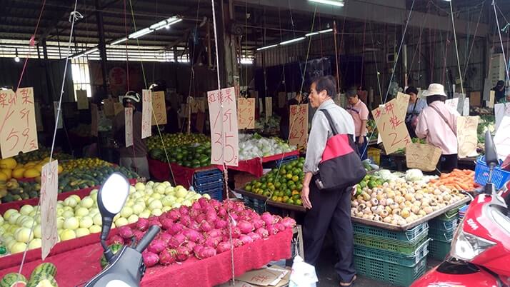 台中駅近くの民富市場へ！熱気に満ちたローカル朝市が必見！！