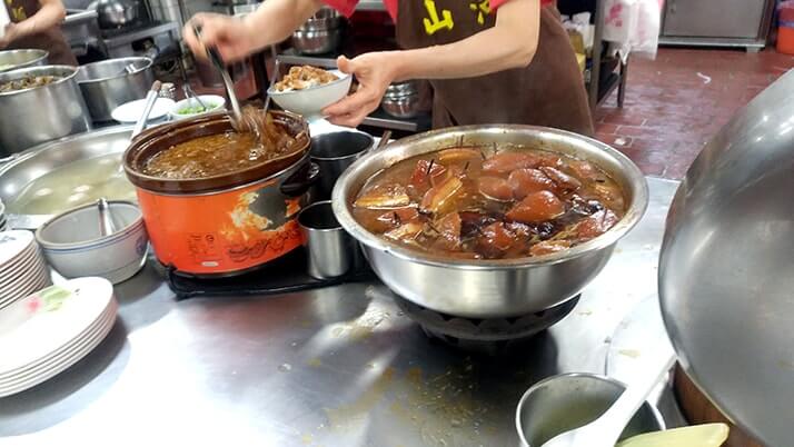 台中第二市場にある人気店「山河魯肉飯」で魯肉飯に肉燥飯！！