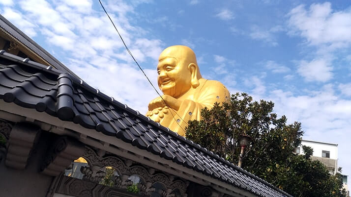 圧巻！30mの金色大仏！宝覚寺の弥勒大仏の笑顔に癒される