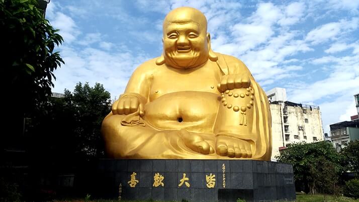 圧巻！30mの金色大仏！宝覚寺の弥勒大仏の笑顔に癒される