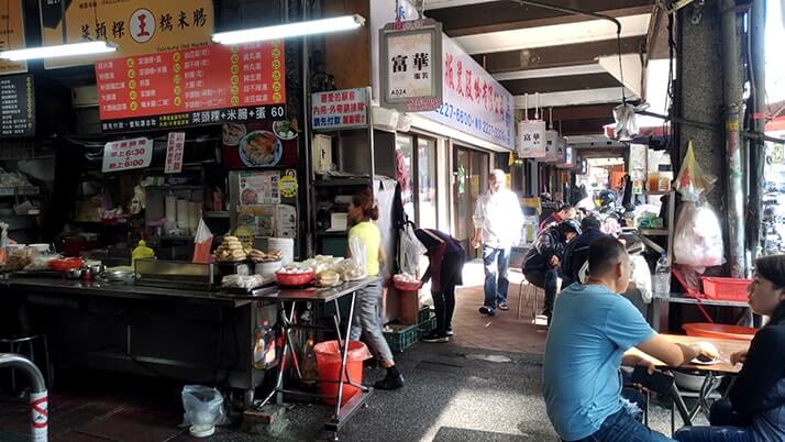 台中第二市場の王記菜頭粿糯米腸の大根餅セットでローカル朝飯!