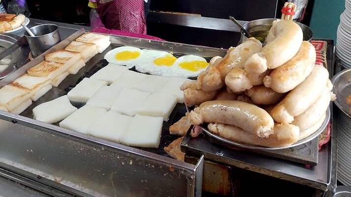 台中第二市場の王記菜頭粿糯米腸の大根餅セットでローカル朝飯！