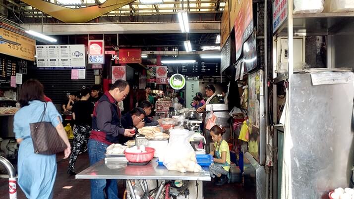 台中第二市場の王記菜頭粿糯米腸の大根餅セットでローカル朝飯！