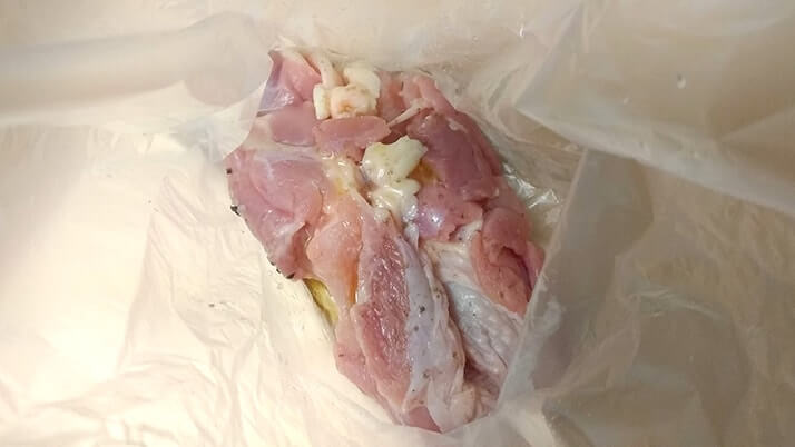 鶏もも肉のハーブ漬けソテー!セージ・ミント・ローズマリーの香りがGOOD 鶏もも肉のハーブ漬けソテー!セージ・ミント・ローズマリーの香りがGOOD
