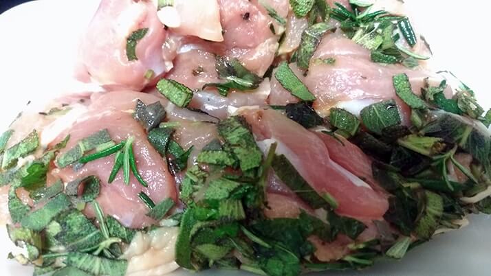鶏もも肉のハーブ漬けソテー!セージ・ミント・ローズマリーの香りがGOOD 鶏もも肉のハーブ漬けソテー!セージ・ミント・ローズマリーの香りがGOOD