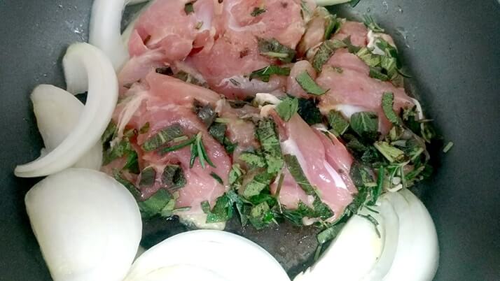 鶏もも肉のハーブ漬けソテー!セージ・ミント・ローズマリーの香りがGOOD 鶏もも肉のハーブ漬けソテー!セージ・ミント・ローズマリーの香りがGOOD