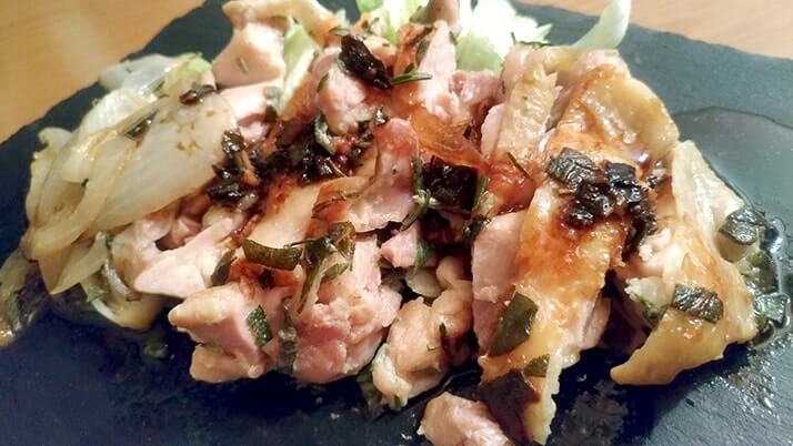 鶏もも肉のハーブ漬けソテー!セージ・ミント・ローズマリーの香りがGOOD 鶏もも肉のハーブ漬けソテー!セージ・ミント・ローズマリーの香りがGOOD
