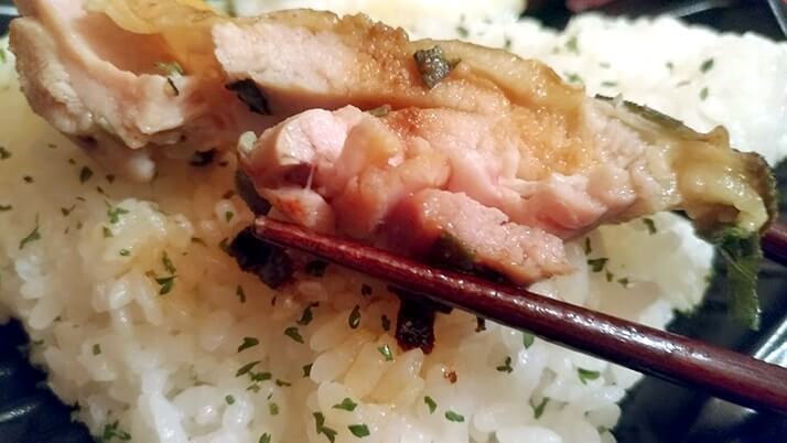 鶏もも肉のハーブ漬けソテー!セージ・ミント・ローズマリーの香りがGOOD 鶏もも肉のハーブ漬けソテー!セージ・ミント・ローズマリーの香りがGOOD