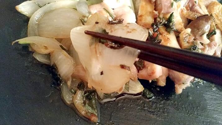 鶏もも肉のハーブ漬けソテー!セージ・ミント・ローズマリーの香りがGOOD 鶏もも肉のハーブ漬けソテー!セージ・ミント・ローズマリーの香りがGOOD