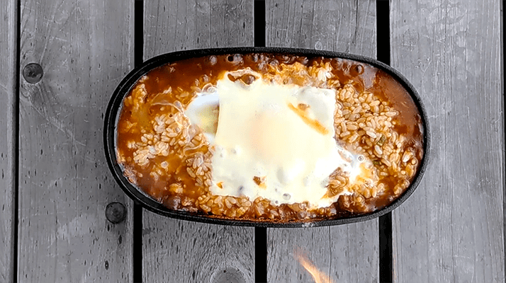 スキレットで簡単焼きカレードリア!レトルトカレーでOK スキレットで簡単焼きカレードリア!レトルトカレーでOK