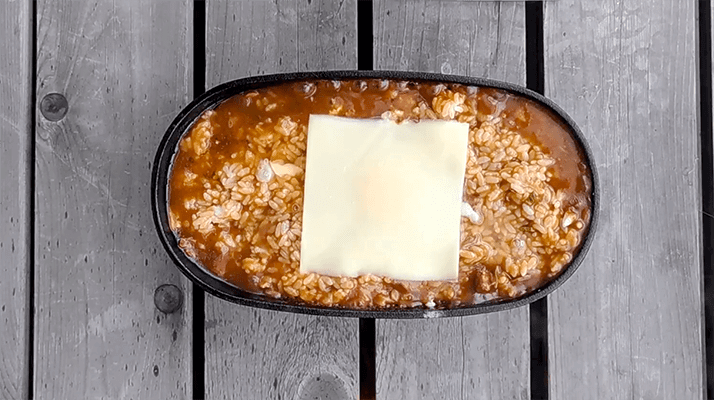 スキレットで簡単焼きカレードリア!レトルトカレーでOK スキレットで簡単焼きカレードリア!レトルトカレーでOK