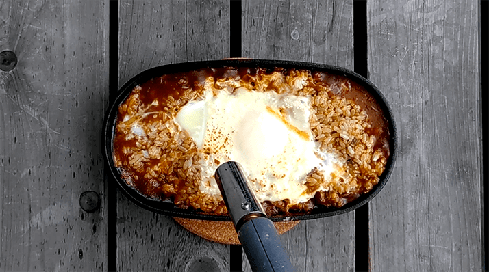 スキレットで簡単焼きカレードリア!レトルトカレーでOK スキレットで簡単焼きカレードリア!レトルトカレーでOK