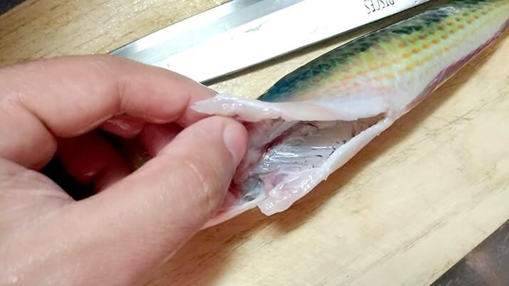 ベラも日干しにすれば旨い肴に!釣りたてベラ干物の炭火焼で一杯 ベラも日干しにすれば旨い肴に!釣りたてベラ干物の炭火焼で一杯