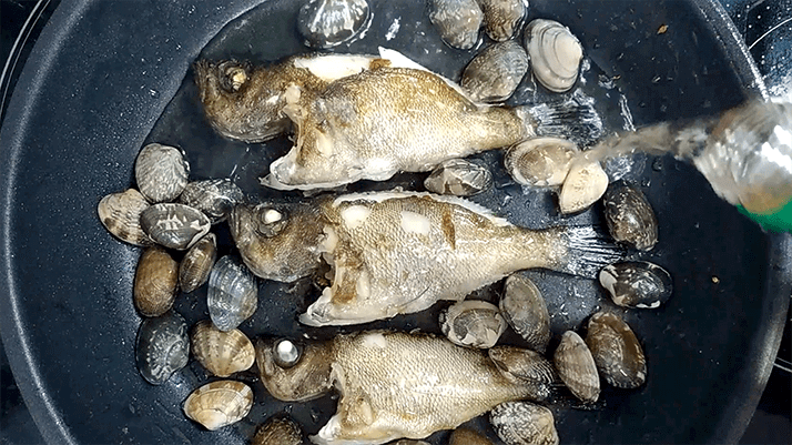 釣ったメバルでアクアパッツァ!〆パスタも絶品のイタリアン釣りメシ 釣ったメバルでアクアパッツァ!〆パスタも絶品のイタリアン釣りメシ