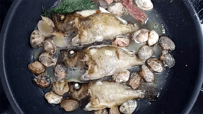 釣ったメバルでアクアパッツァ!〆パスタも絶品のイタリアン釣りメシ 釣ったメバルでアクアパッツァ!〆パスタも絶品のイタリアン釣りメシ