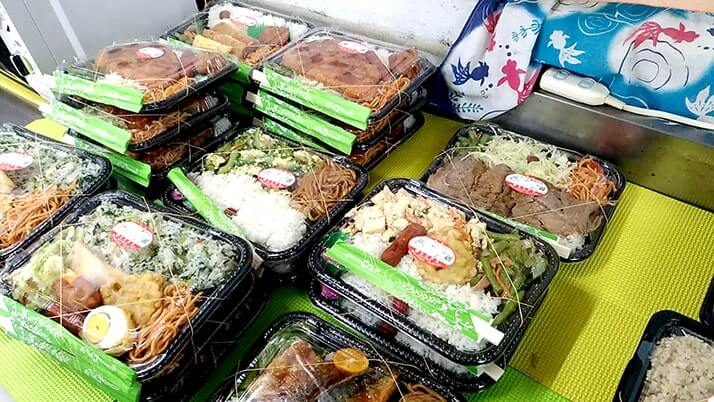 那覇市久米「丸江弁当」ボリューム満点弁当を海沿いで食べる幸せ