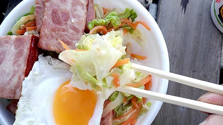 那覇市久米「丸江弁当」ボリューム満点弁当を海沿いで食べる幸せ