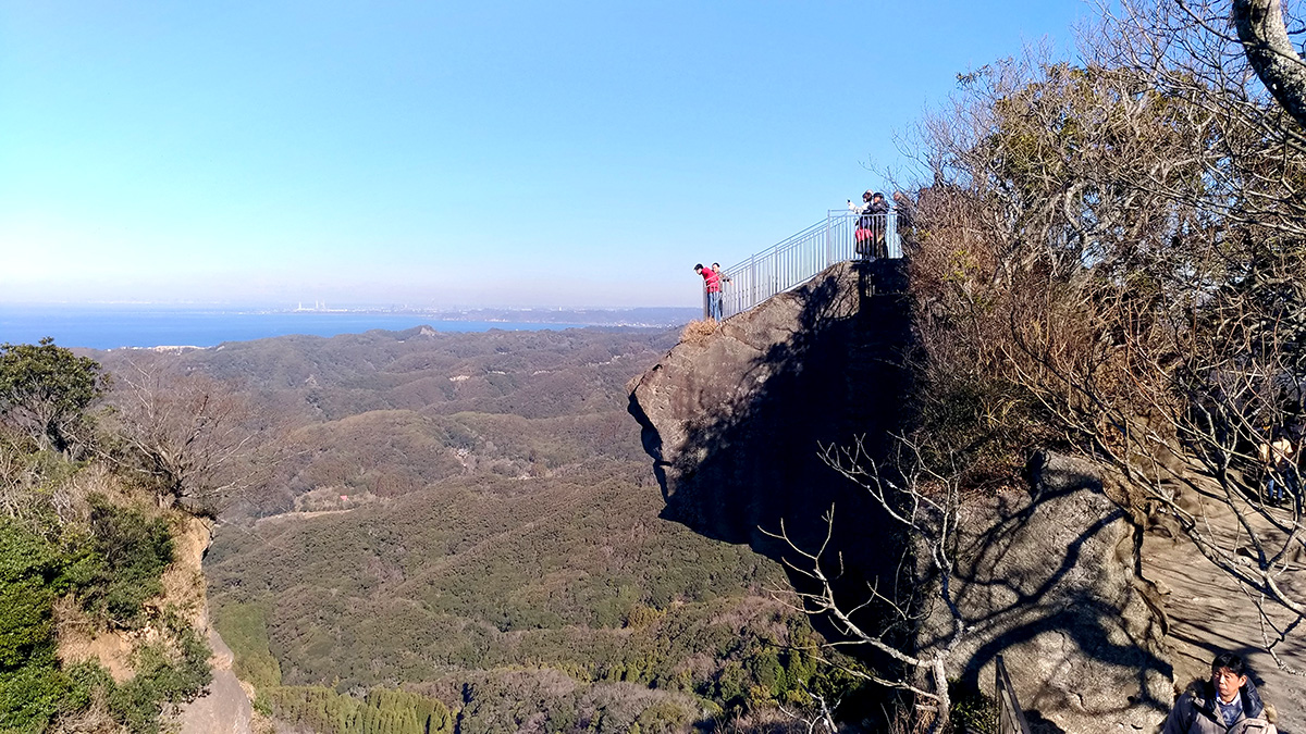 鋸山日本寺の地獄のぞきから見下ろす山頂の絶景