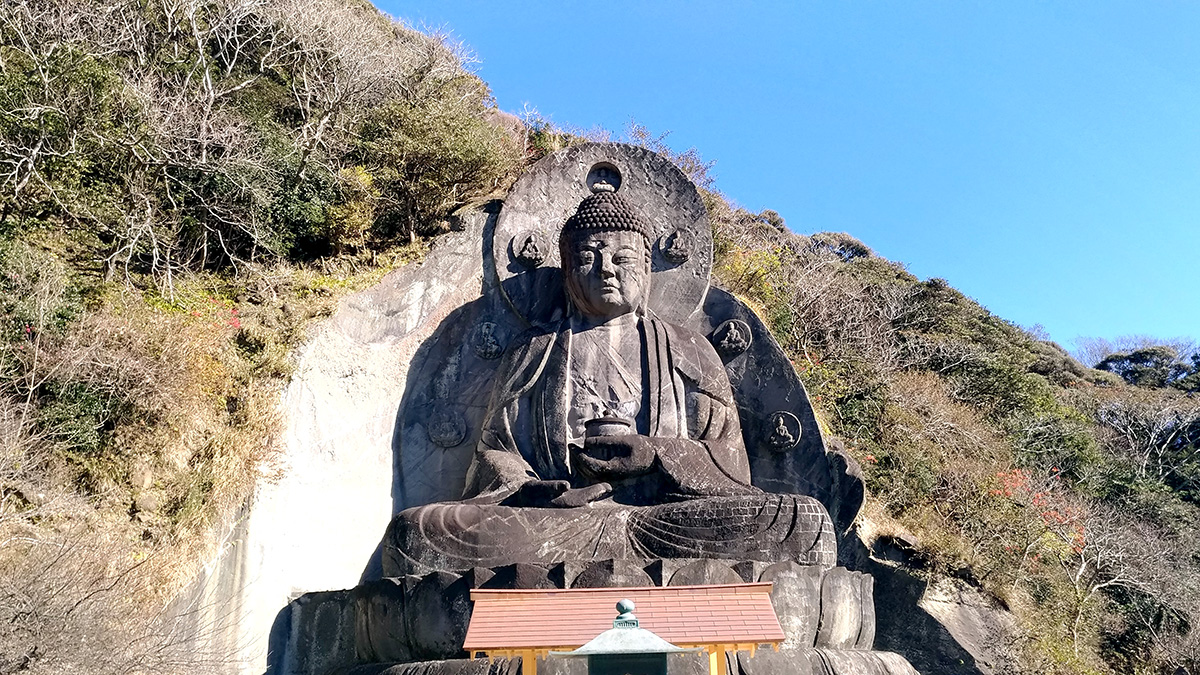 鋸山日本寺大仏の大きな石製座像を正面から見上げる