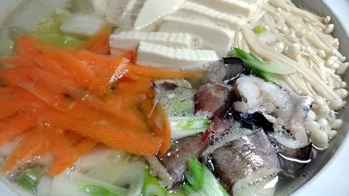 ドンコと黒鯛のアラをいれた絶品鍋!グレの焼霜造りも美味 ドンコと黒鯛のアラをいれた絶品鍋!グレの焼霜造りも美味