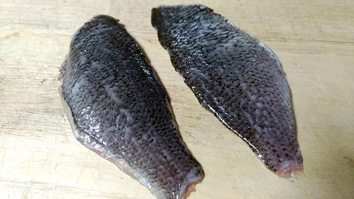 ドンコと黒鯛のアラをいれた絶品鍋!グレの焼霜造りも美味 ドンコと黒鯛のアラをいれた絶品鍋!グレの焼霜造りも美味