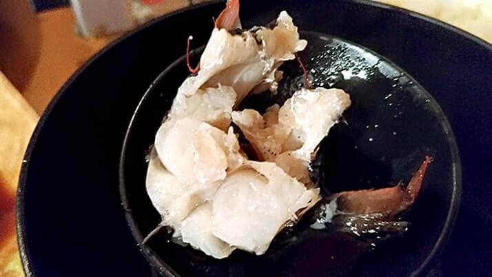 ドンコと黒鯛のアラをいれた絶品鍋!グレの焼霜造りも美味 ドンコと黒鯛のアラをいれた絶品鍋!グレの焼霜造りも美味