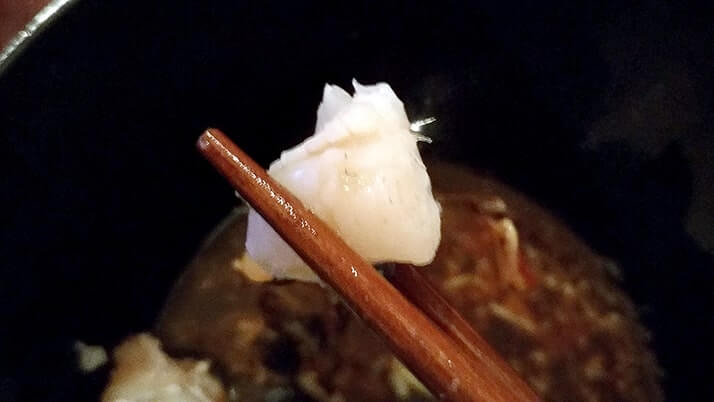 ドンコと黒鯛のアラをいれた絶品鍋!グレの焼霜造りも美味 ドンコと黒鯛のアラをいれた絶品鍋!グレの焼霜造りも美味