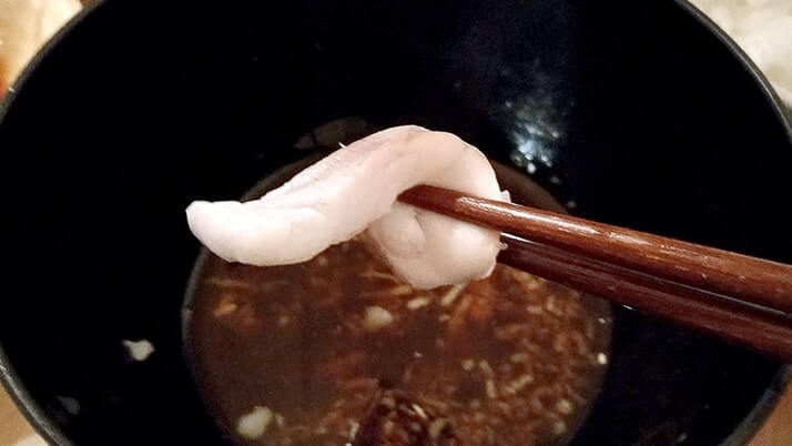 ドンコと黒鯛のアラをいれた絶品鍋!グレの焼霜造りも美味 ドンコと黒鯛のアラをいれた絶品鍋!グレの焼霜造りも美味