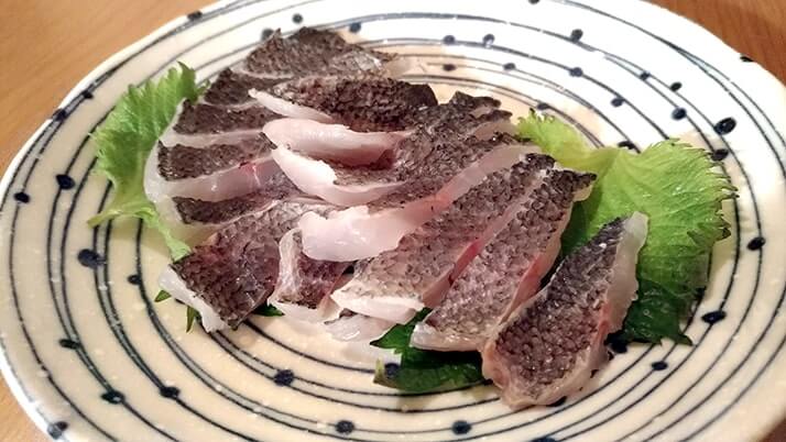 ドンコと黒鯛のアラをいれた絶品鍋!グレの焼霜造りも美味 ドンコと黒鯛のアラをいれた絶品鍋!グレの焼霜造りも美味
