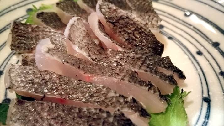 ドンコと黒鯛のアラをいれた絶品鍋!グレの焼霜造りも美味 ドンコと黒鯛のアラをいれた絶品鍋!グレの焼霜造りも美味