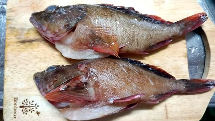 釣ったカサゴで清蒸魚!魚を蒸して油をかけるだけで簡単旨い!! 釣ったカサゴで清蒸魚!魚を蒸して油をかけるだけで簡単旨い!!