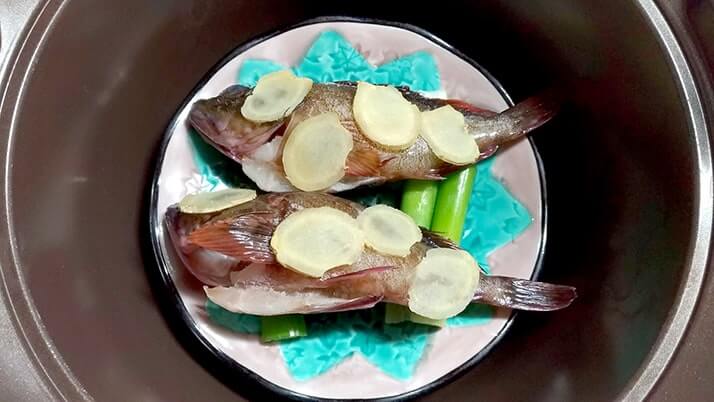釣ったカサゴで清蒸魚!魚を蒸して油をかけるだけで簡単旨い!! 釣ったカサゴで清蒸魚!魚を蒸して油をかけるだけで簡単旨い!!
