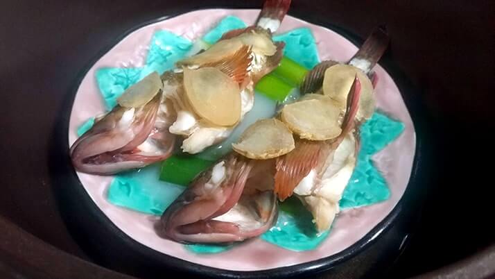 釣ったカサゴで清蒸魚!魚を蒸して油をかけるだけで簡単旨い!! 釣ったカサゴで清蒸魚!魚を蒸して油をかけるだけで簡単旨い!!