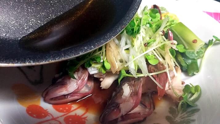 釣ったカサゴで清蒸魚!魚を蒸して油をかけるだけで簡単旨い!! 釣ったカサゴで清蒸魚!魚を蒸して油をかけるだけで簡単旨い!!