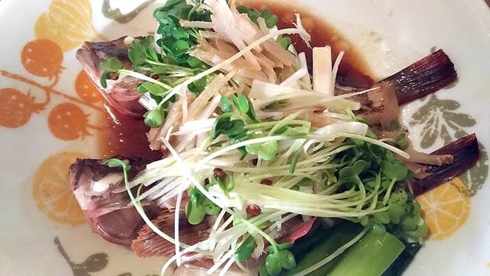 釣ったカサゴで清蒸魚!魚を蒸して油をかけるだけで簡単旨い!! 釣ったカサゴで清蒸魚!魚を蒸して油をかけるだけで簡単旨い!!
