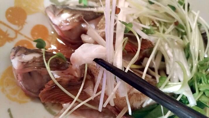 釣ったカサゴで清蒸魚!魚を蒸して油をかけるだけで簡単旨い!! 釣ったカサゴで清蒸魚!魚を蒸して油をかけるだけで簡単旨い!!