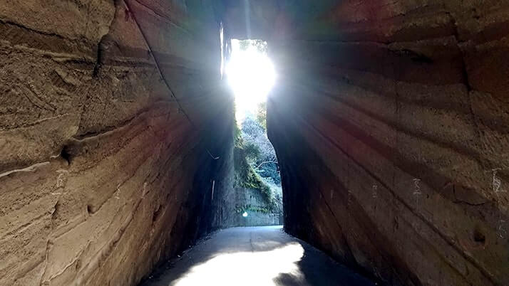 燈籠坂大師の切通しトンネル｜光が幻想的な手掘りトンネル【千葉富津】