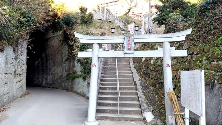 燈籠坂大師の切通しトンネル｜光が幻想的な手掘りトンネル【千葉富津】