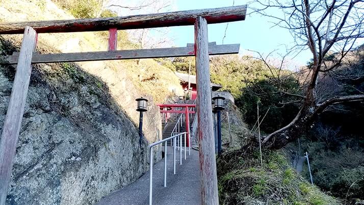 燈籠坂大師の切通しトンネル｜光が幻想的な手掘りトンネル【千葉富津】