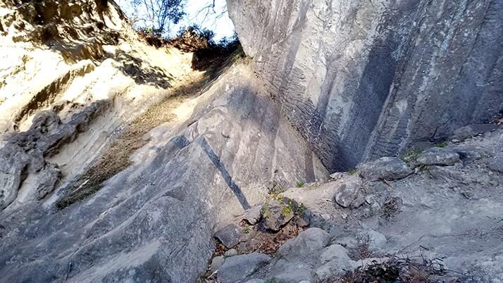 燈籠坂大師の切通しトンネル｜光が幻想的な手掘りトンネル【千葉富津】