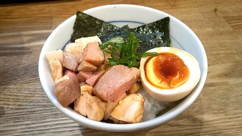 立石「自家製麺 純」で地鶏（醤油）ラーメンと低温チャーシュー丼