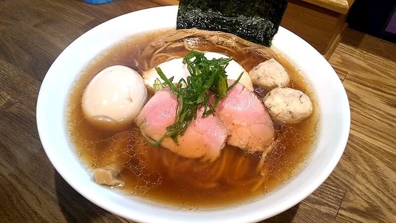 立石「自家製麺 純」で地鶏（醤油）ラーメンと低温チャーシュー丼