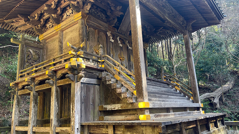 加波山三枝祇神社周辺の重厚な木造社殿と階段の意匠