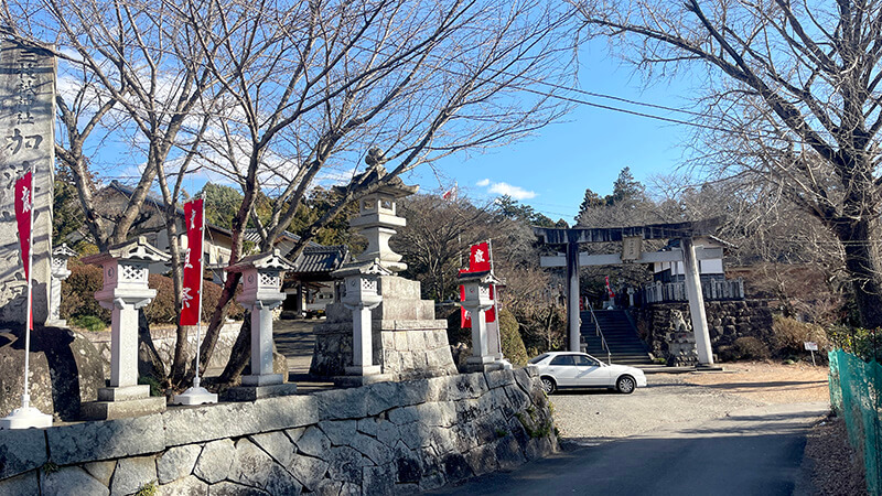 加波山神社周辺の鳥居と石灯籠、のぼり旗が並ぶ参道入口