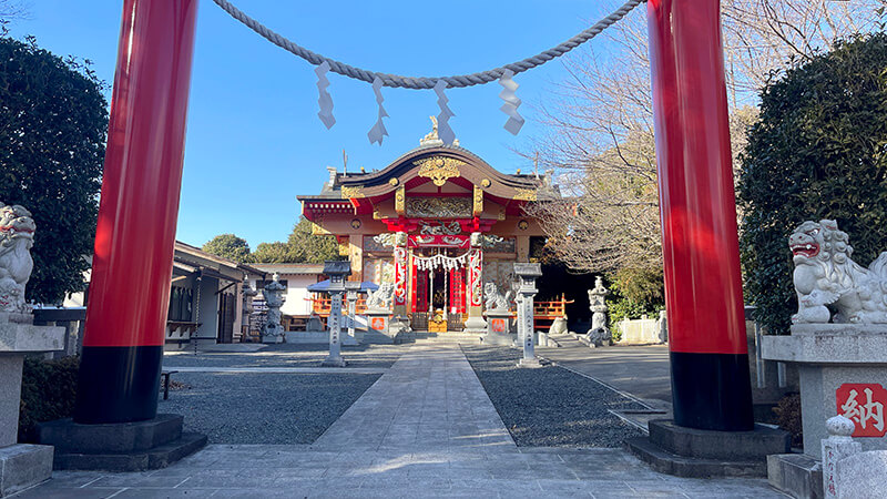 真壁拝殿周辺の静かな境内と冬の日差しが差す参道風景